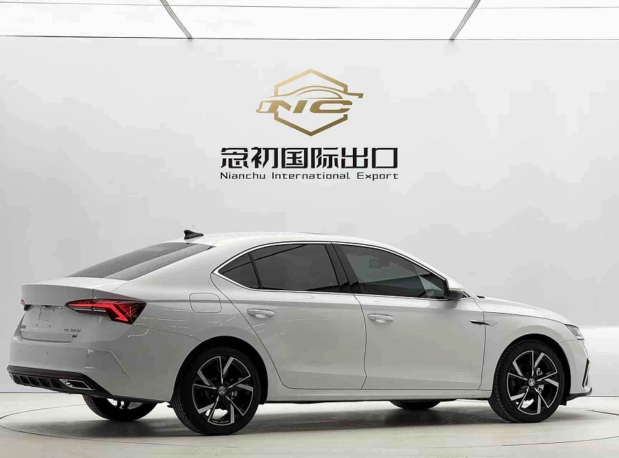 Skoda Octavia, 2023г., передний привод, робот