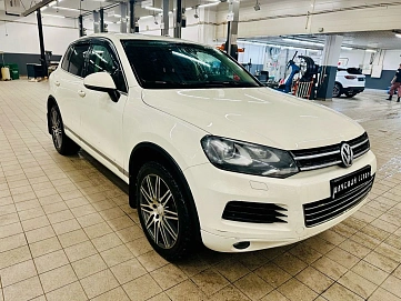 Volkswagen Touareg, 2011г, полный привод, автомат