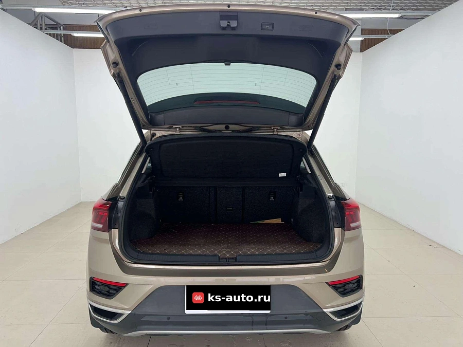 Volkswagen T-Roc, 2022г., передний привод, робот
