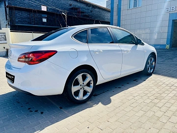 Opel Astra, 2014г, передний привод, механика