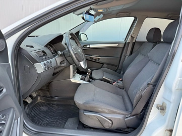 Opel Astra, 2012г, передний привод, механика