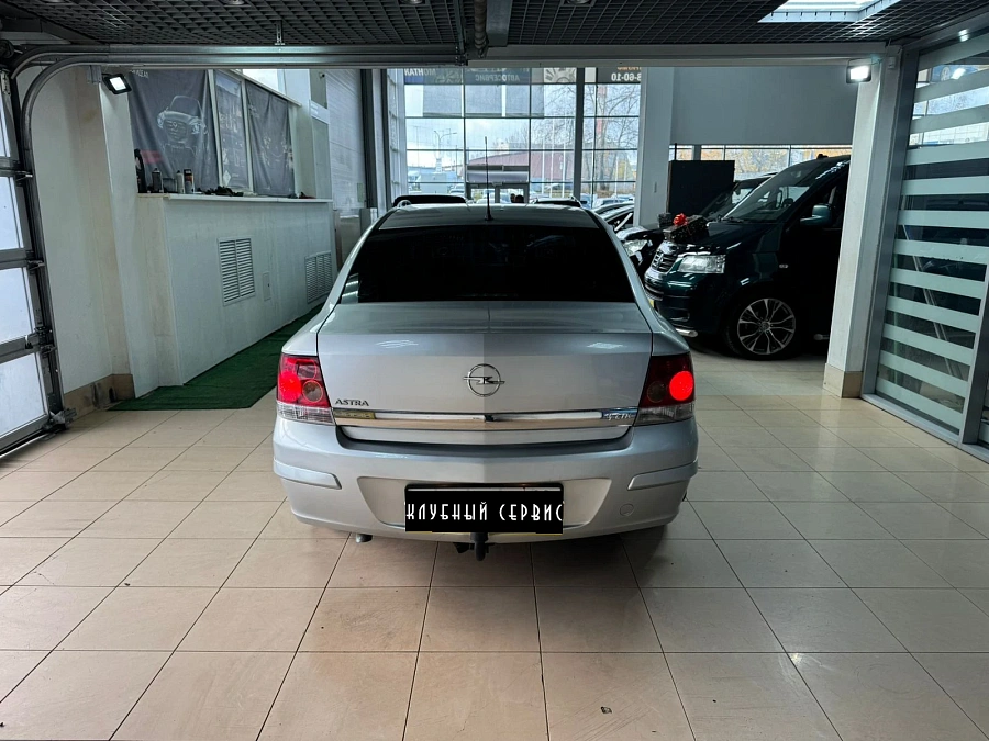 Opel Astra, 2011г., передний привод, механика