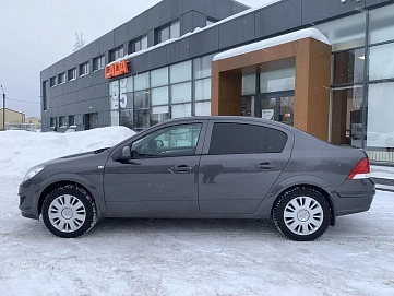 Opel Astra, 2011г, передний привод, механика