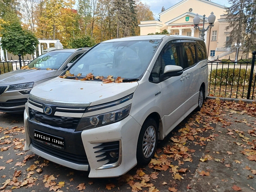 Toyota Voxy, 2017г., передний привод, вариатор