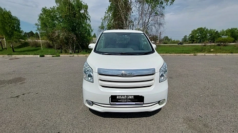 Toyota Noah, 2009г, передний привод, вариатор