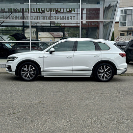 Volkswagen Touareg, 2020г, передний привод, автомат