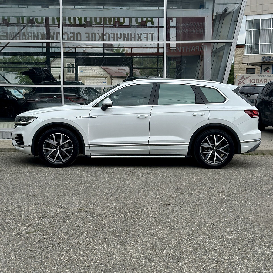 Volkswagen Touareg, 2020г., передний привод, автомат