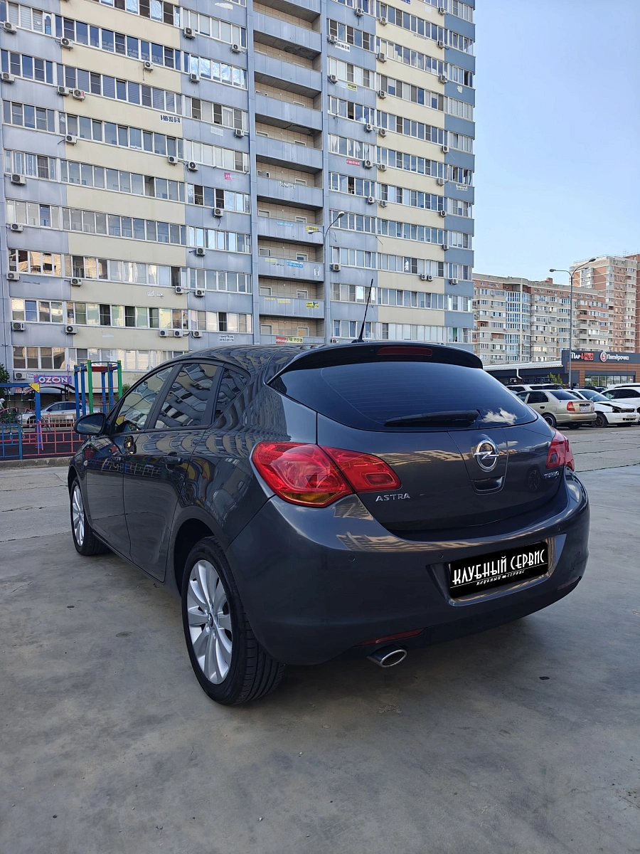 Opel Astra, 2011г., передний привод, автомат