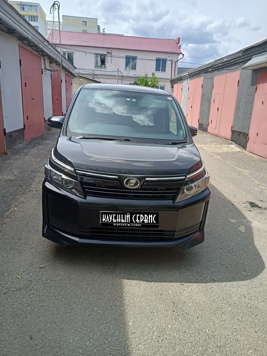 Toyota Voxy, 2014г., передний привод, вариатор