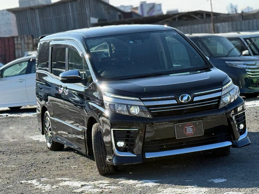 Toyota Voxy, 2017г., передний привод, вариатор