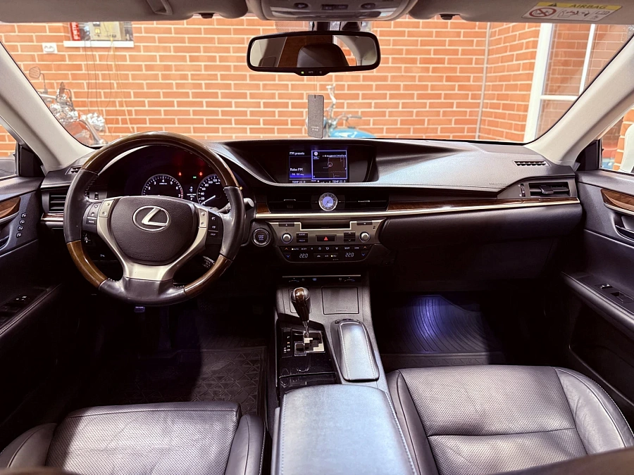 Lexus ES, 2012г., передний привод, автомат