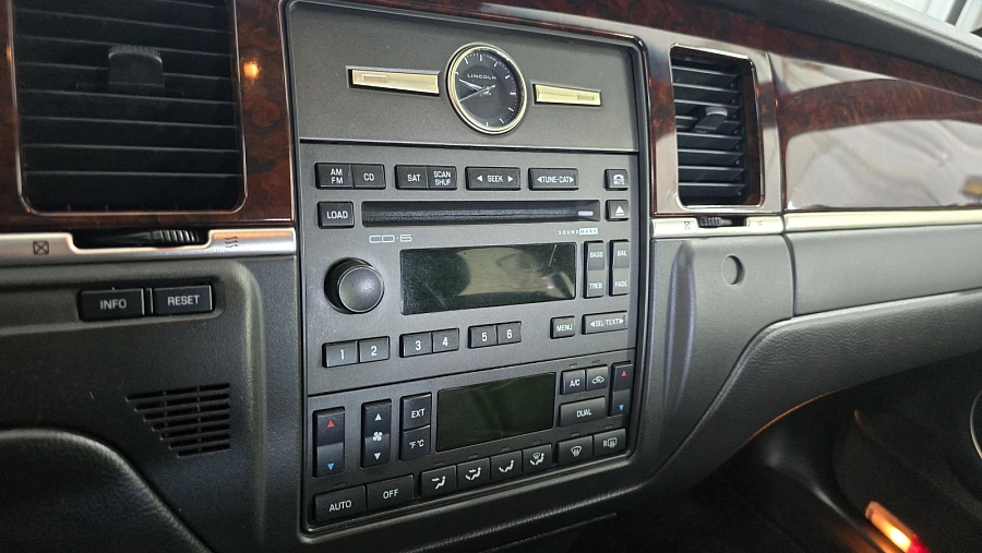 Lincoln Town Car, 2006г., задний привод, автомат