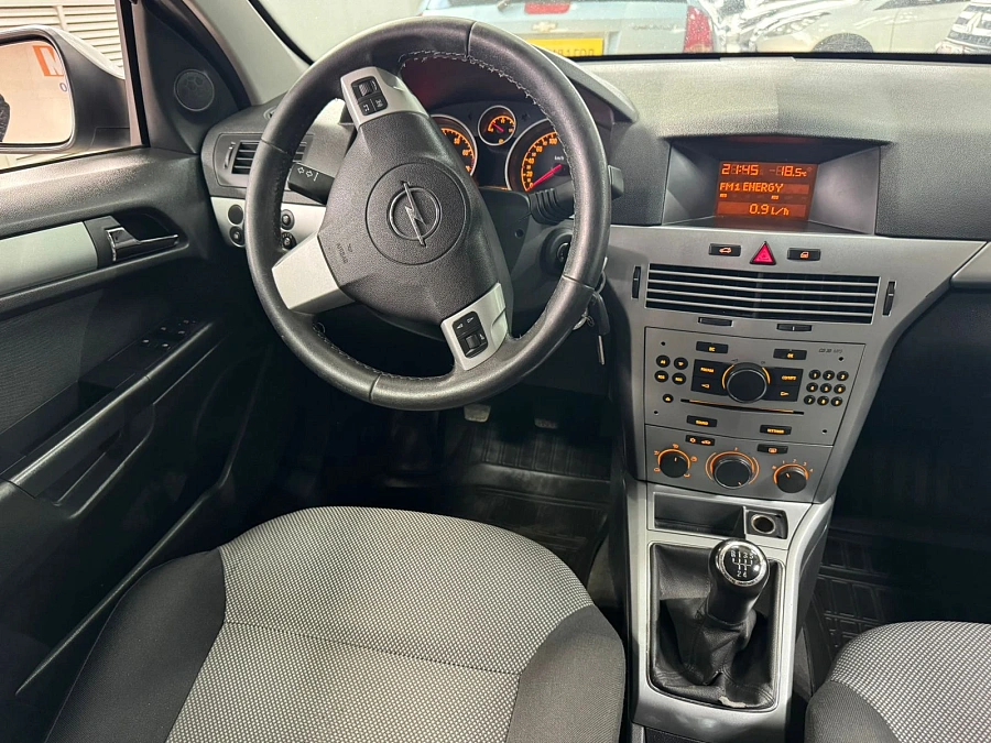 Opel Astra, 2011г., передний привод, механика