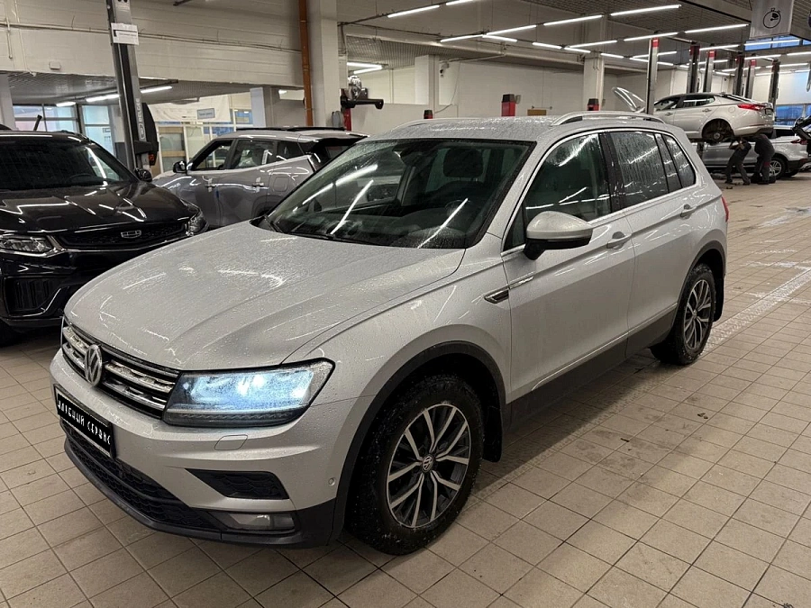 Volkswagen Tiguan, 2018г., передний привод, робот