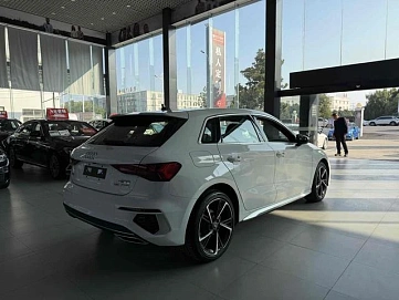 Audi A3, 2023г, передний привод, робот