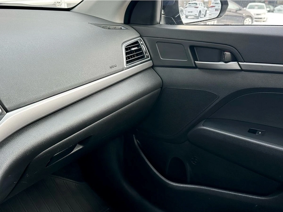 Hyundai Elantra, 2016г., передний привод, автомат