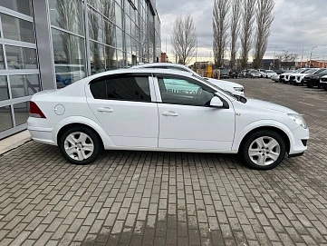 Opel Astra, 2012г, передний привод, механика