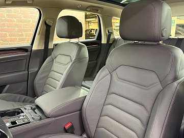 Volkswagen Touareg, 2025г, полный привод, автомат