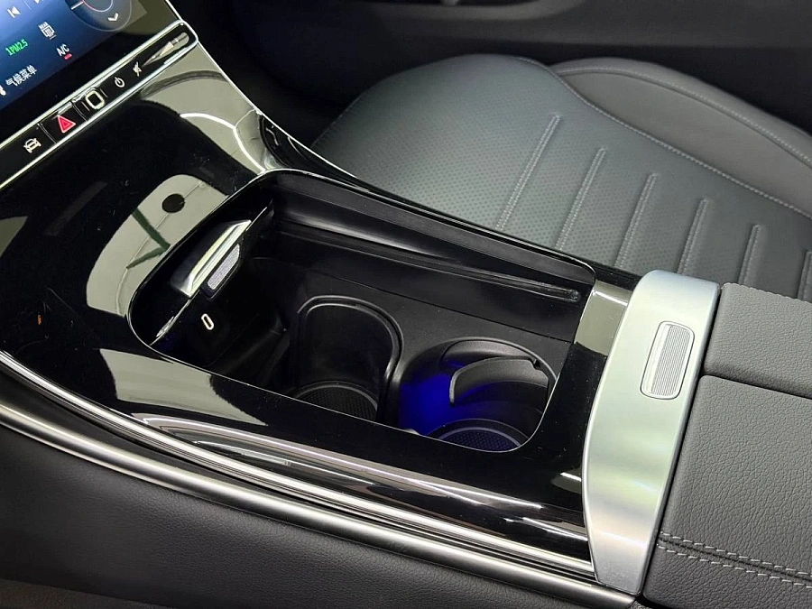 Mercedes-Benz , 2025г.