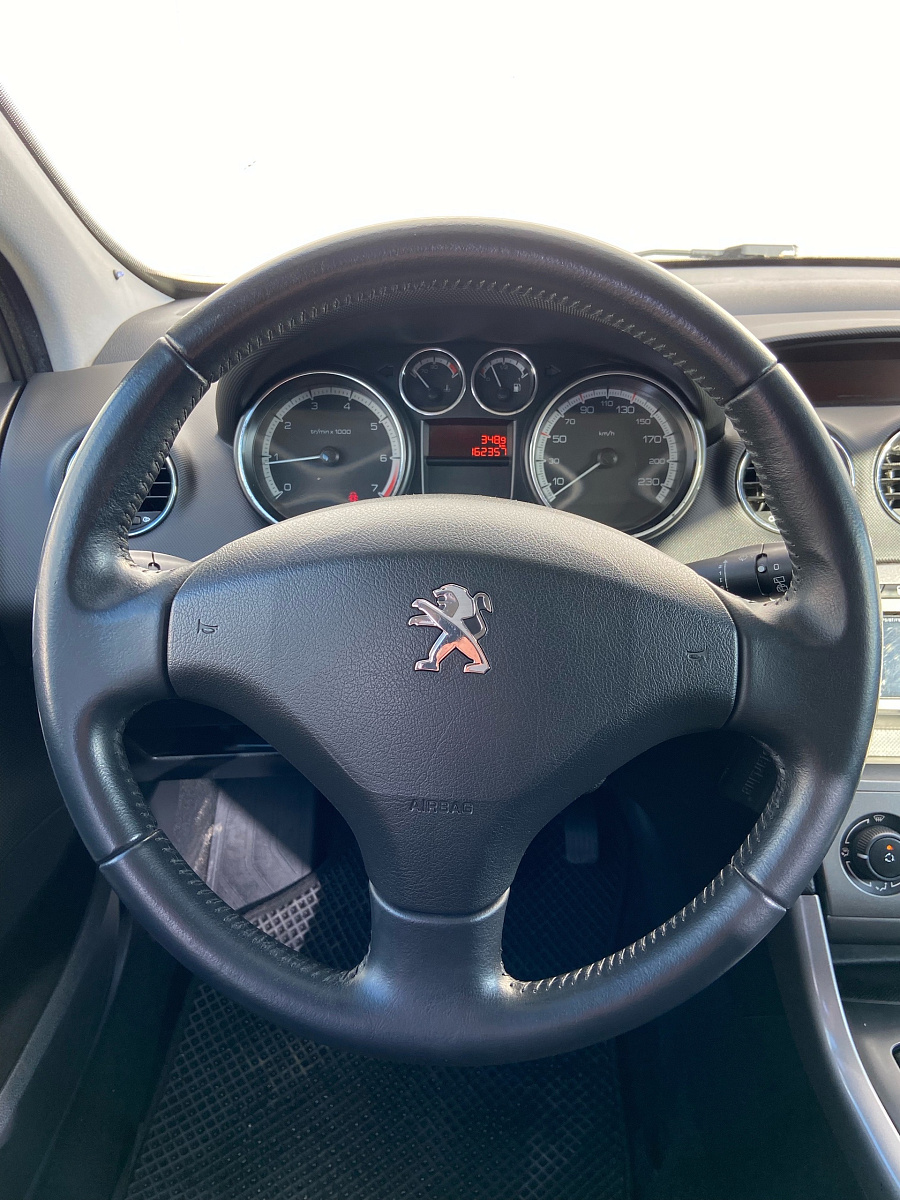 Peugeot 308, 2011г., передний привод, механика