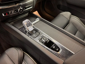 Volvo XC60, 2025г, полный привод, автомат