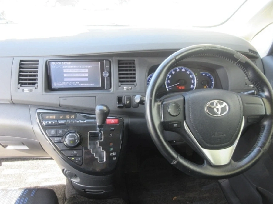 Toyota ISis, 2012г., передний привод, вариатор