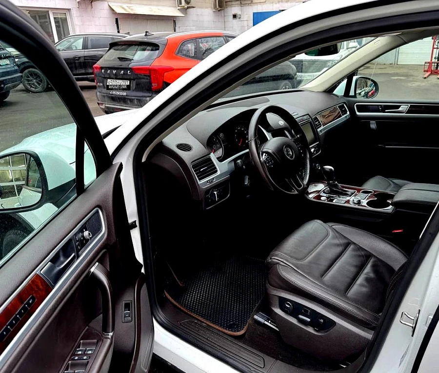 Volkswagen Touareg, 2017г., полный привод, автомат