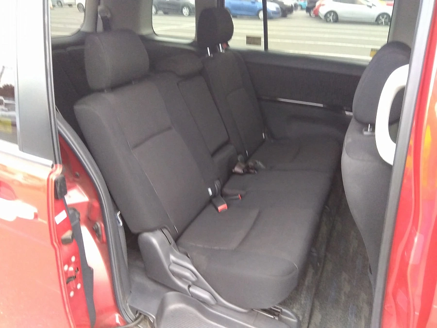 Toyota ISis, 2011г., передний привод, вариатор