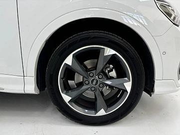 Audi Q3, 2022г, передний привод, робот
