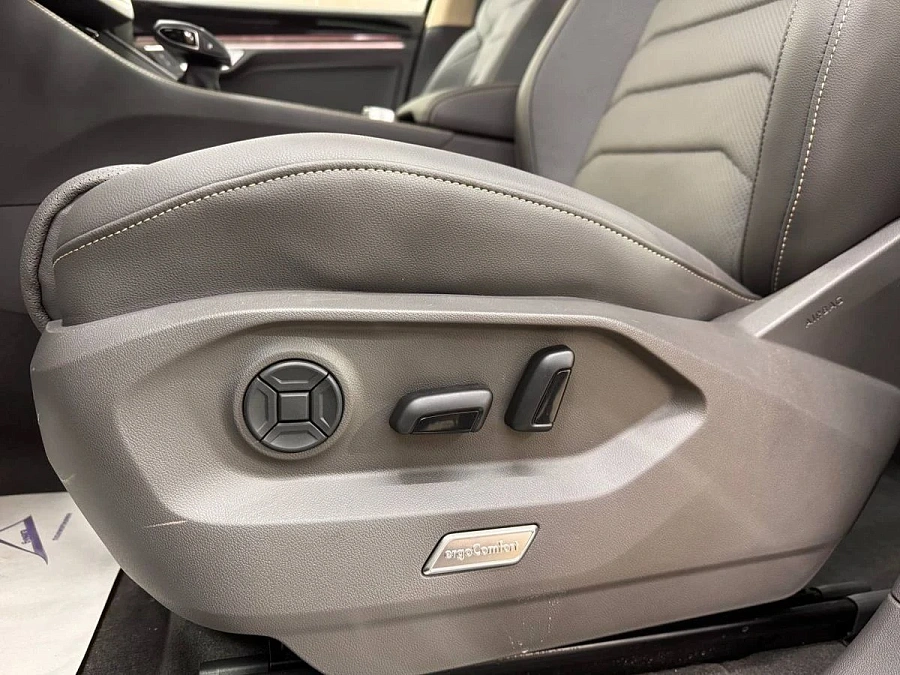 Volkswagen Touareg, 2025г., полный привод, автомат