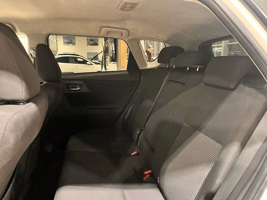 Toyota Auris, 2013г., передний привод, вариатор