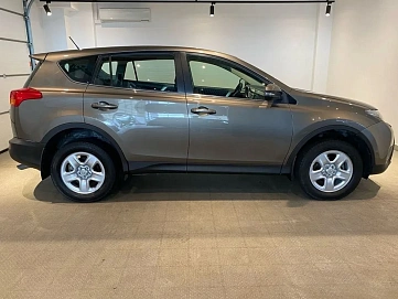 Toyota RAV4, 2015г, передний привод, автомат