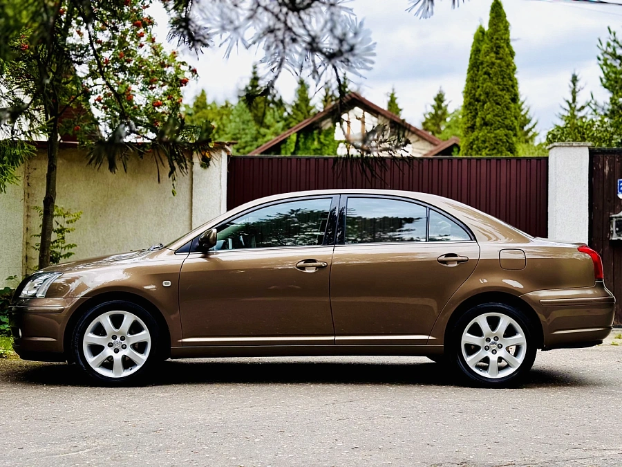Toyota Avensis, 2005г., передний привод, автомат