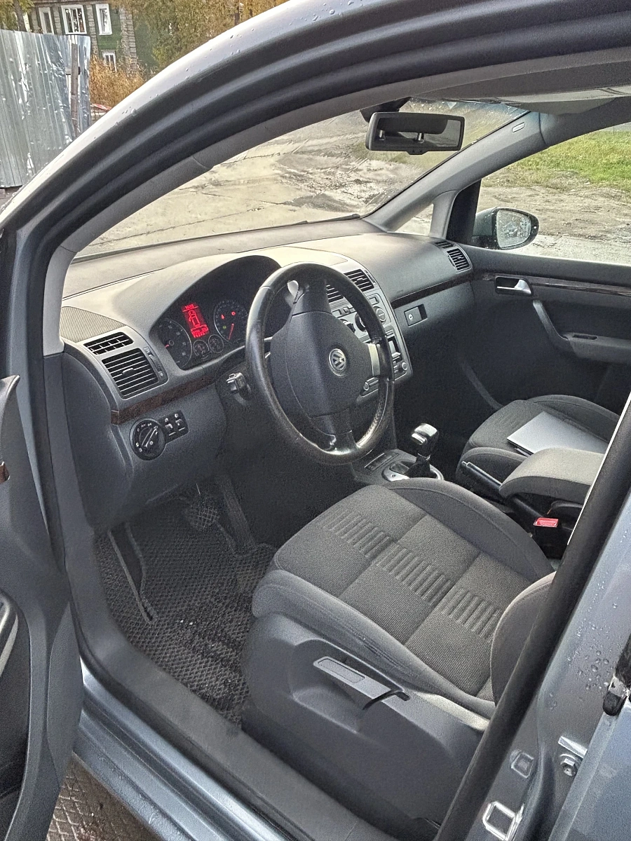 Volkswagen Touran, 2010г., передний привод, робот