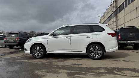 Mitsubishi Outlander, 2022г, передний привод, вариатор