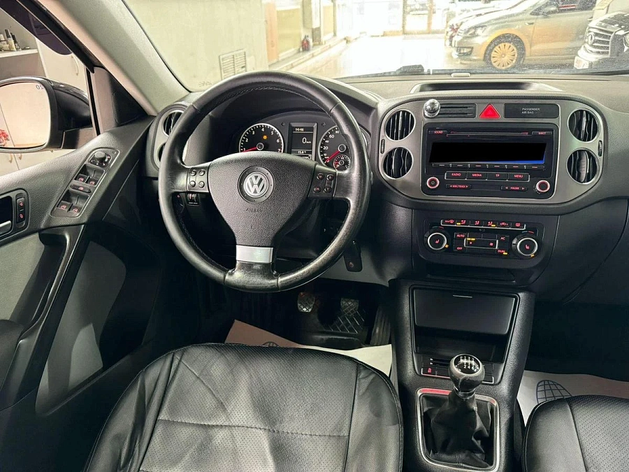 Volkswagen Tiguan, 2010г., полный привод, механика