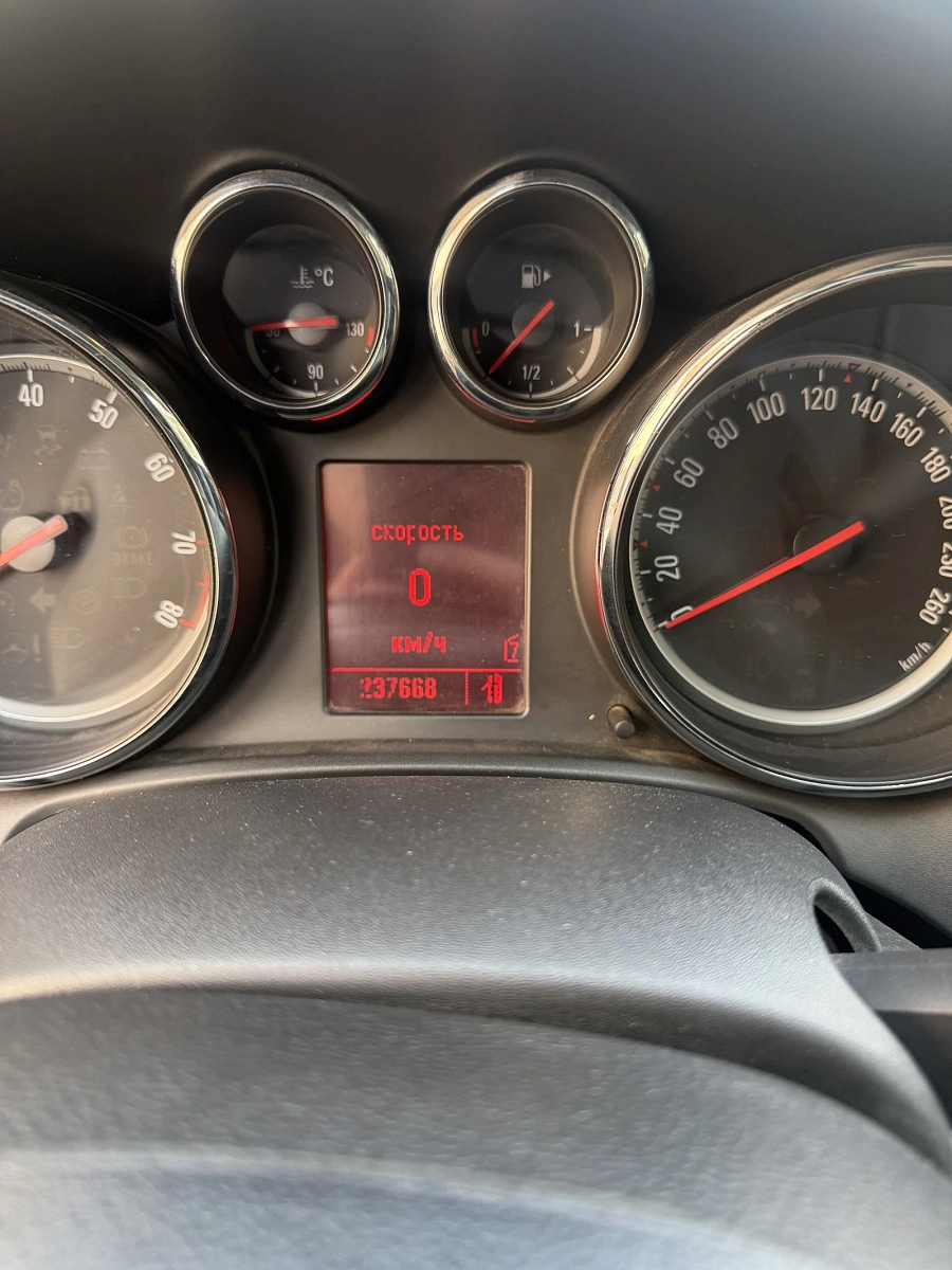 Opel Astra, 2011г., передний привод, механика