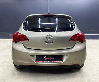 Opel Astra, 2011г, передний привод, механика