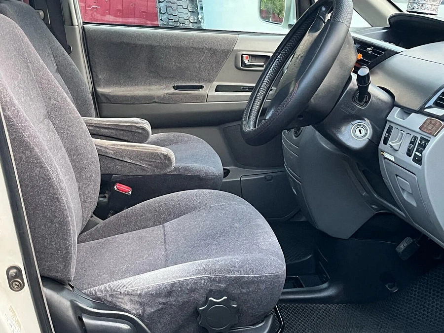 Toyota Voxy, 2004г., передний привод, автомат