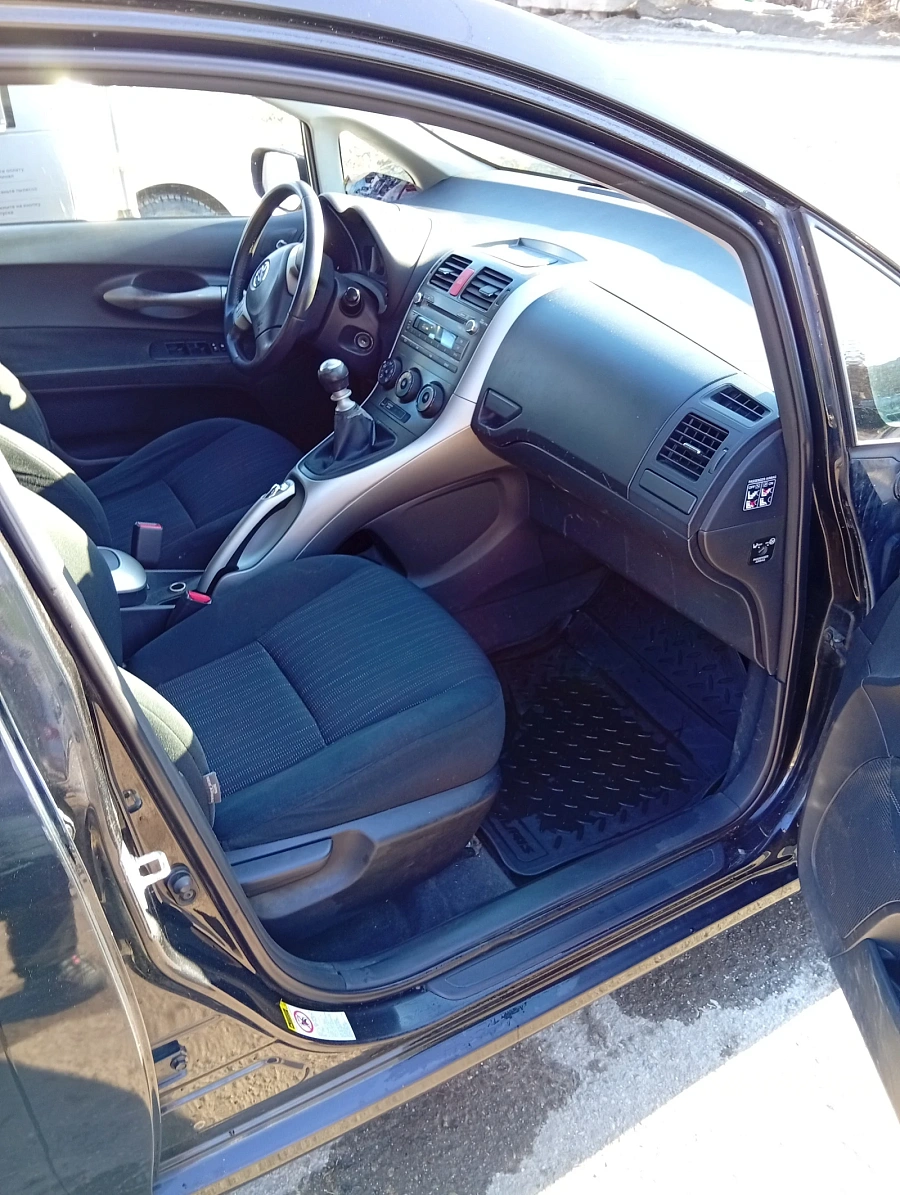 Toyota Auris, 2009г., передний привод, механика
