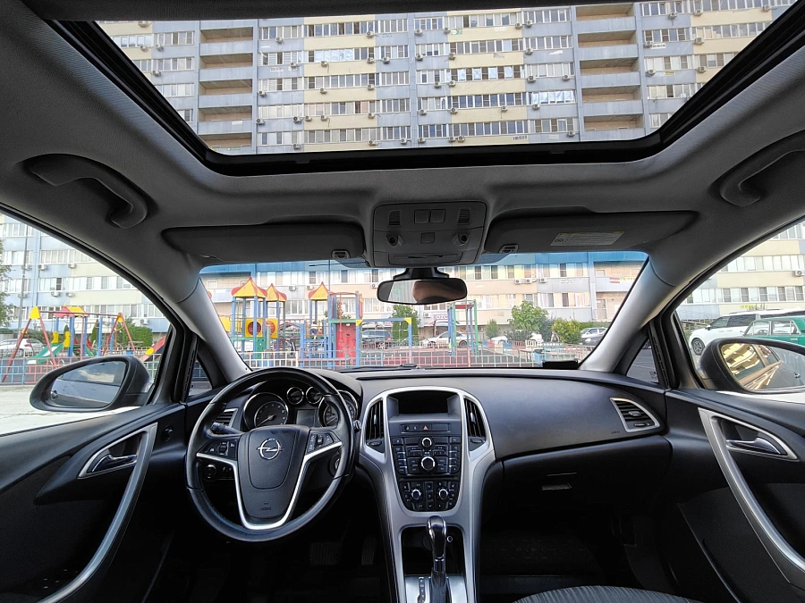 Opel Astra, 2011г., передний привод, автомат