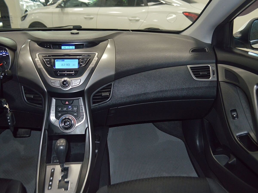 Hyundai Elantra, 2013г., передний привод, автомат