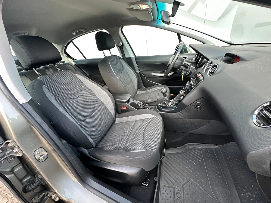 Peugeot 408, 2013г., передний привод, механика