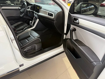 Volkswagen T-Roc, 2023г, передний привод, робот