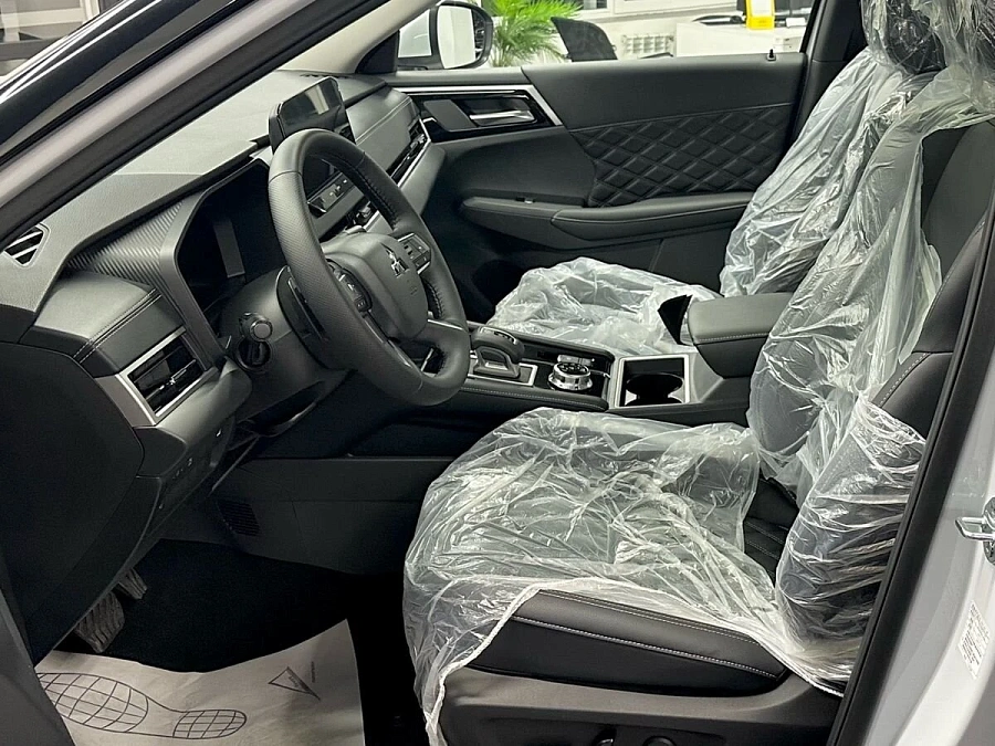 Mitsubishi Outlander, 2023г., передний привод, вариатор