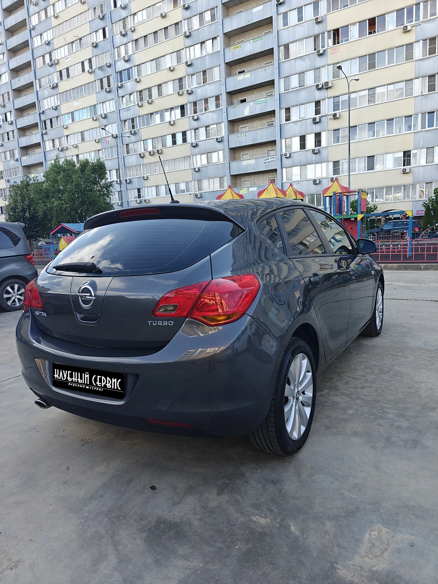 Opel Astra, 2011г., передний привод, автомат