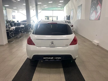 Peugeot 308, 2011г, передний привод, автомат