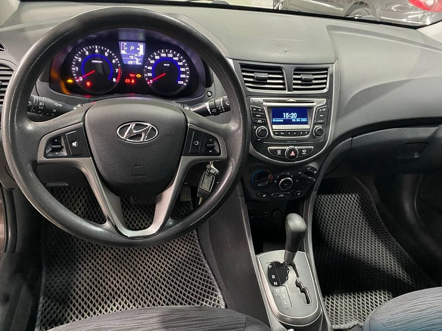 Hyundai Solaris, 2015г., передний привод, автомат