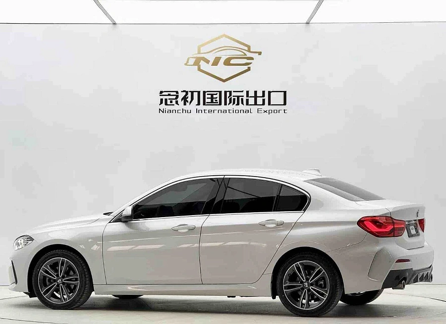 BMW 1 серии, 2022г., передний привод, робот