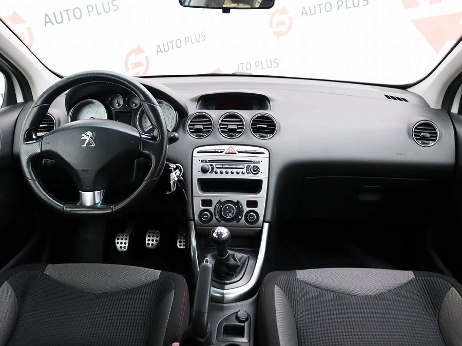 Peugeot 308, 2011г., передний привод, механика